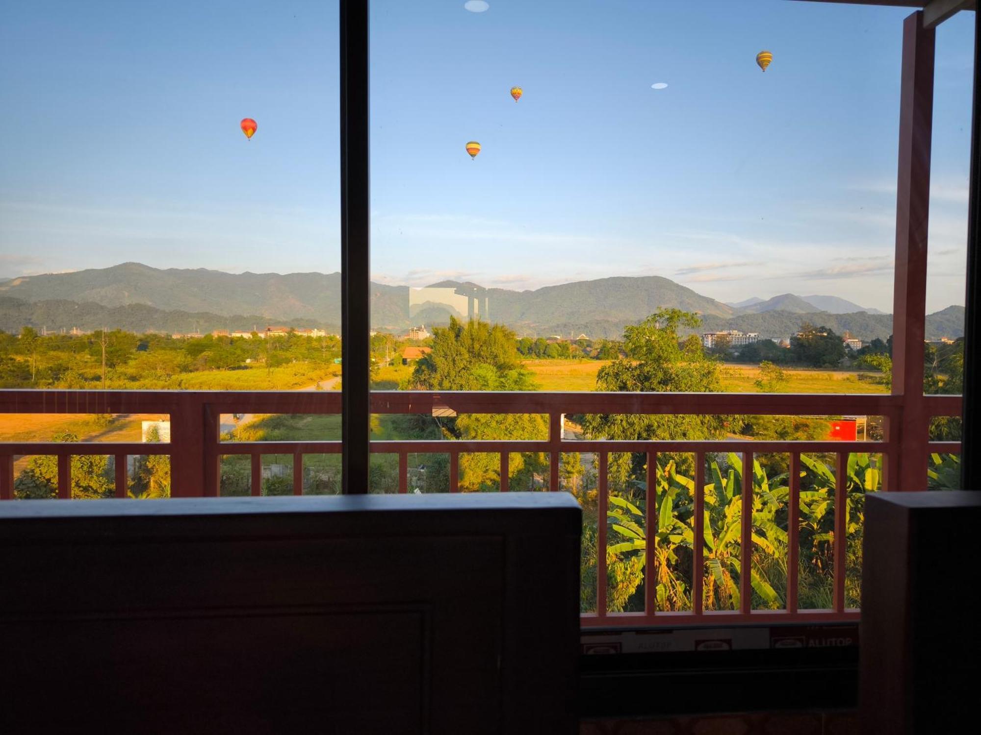 Dd Guesthouse Vang Vieng Esterno foto
